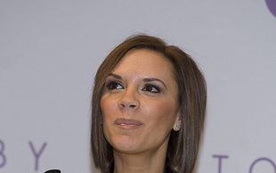 Victoria Beckham pokazuje pupę (FOTO)