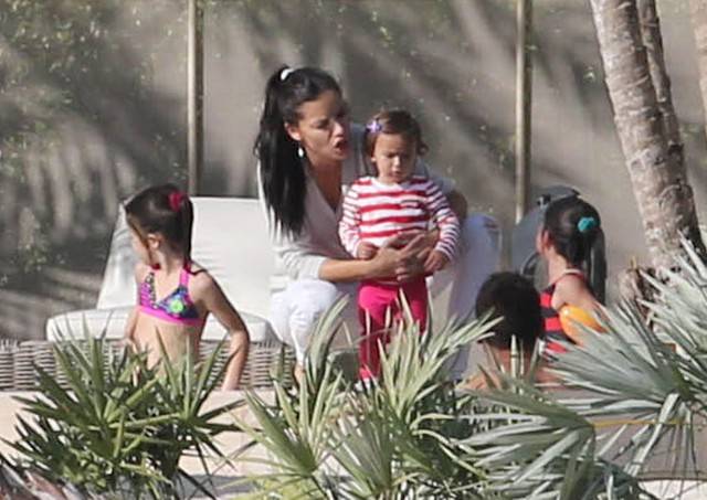 Adriana Lima z córeczkami i mężem