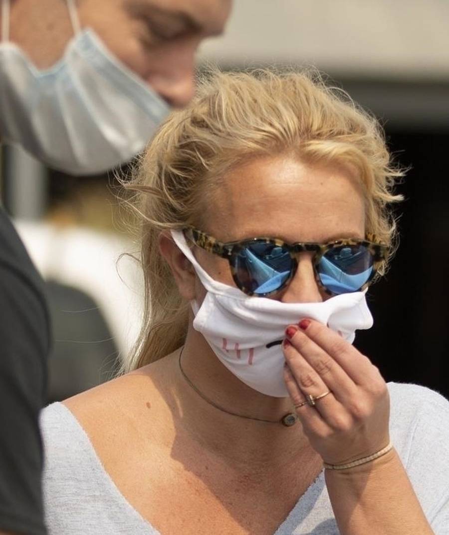 Britney Spears w maseczce i okularach