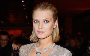 Dziewczyna Leonardo DiCaprio wietrzy piersi (FOTO)