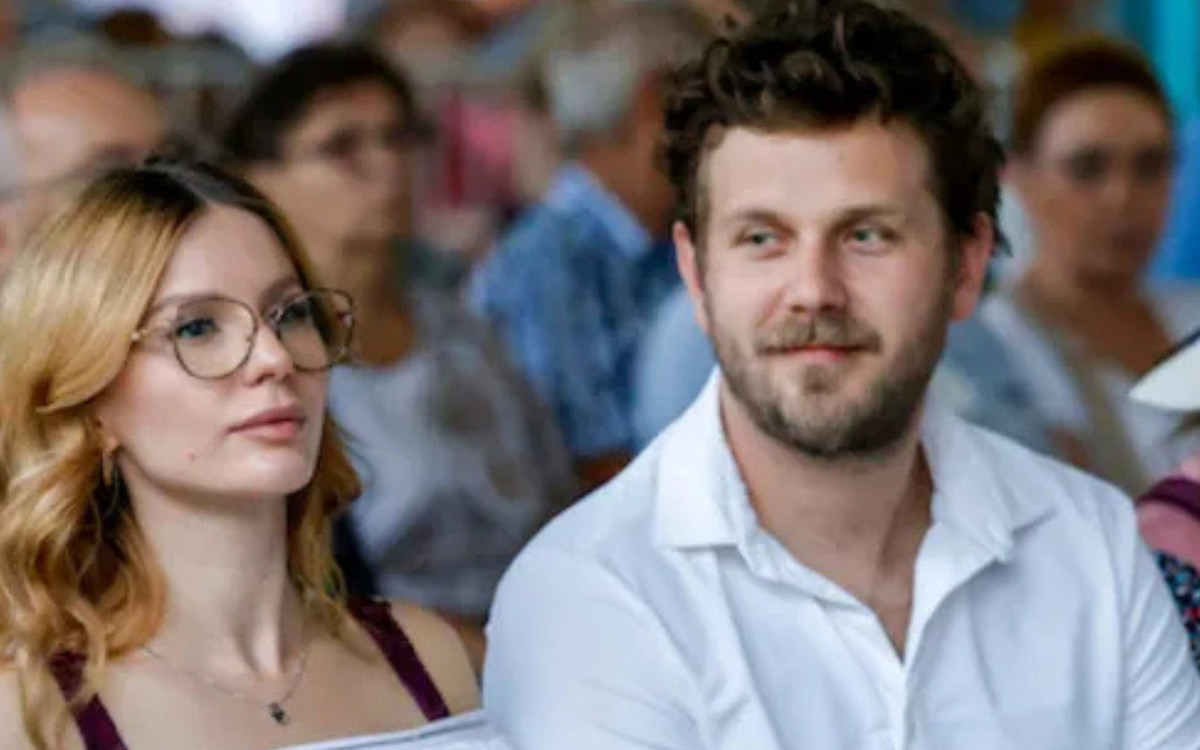 Antoni Królikowski zabrał ukochaną na ślub. Izabela kreacją przyćmiła pannę młodą