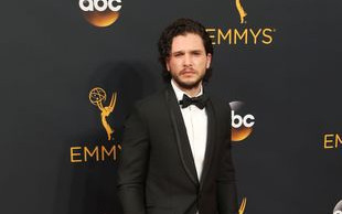 Kit Harington oświadczył się na Emmy 2016! (VIDEO)