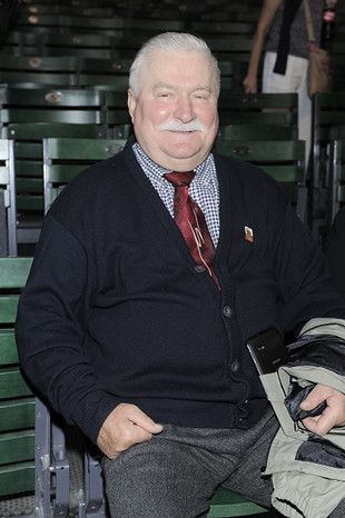 lech-walesa-R1