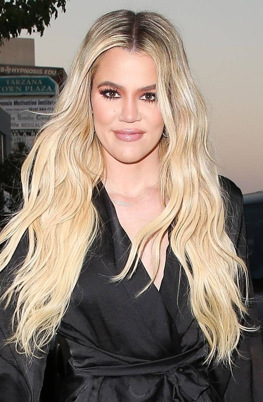 Khloe Kardashian w Loubouitinach i obcisłych dżinsach