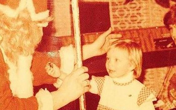 Znana aktorka dodała zdjęcie z dzieciństwa. Poznajecie ją?