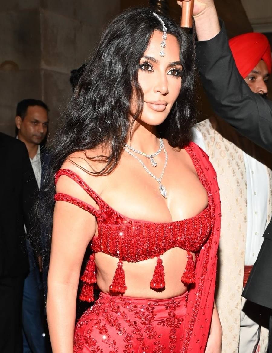 Kim i Khloé Kardashian błyszczą w tradycyjnych indyjskich strojach na ślubie miliardera (FOTO)