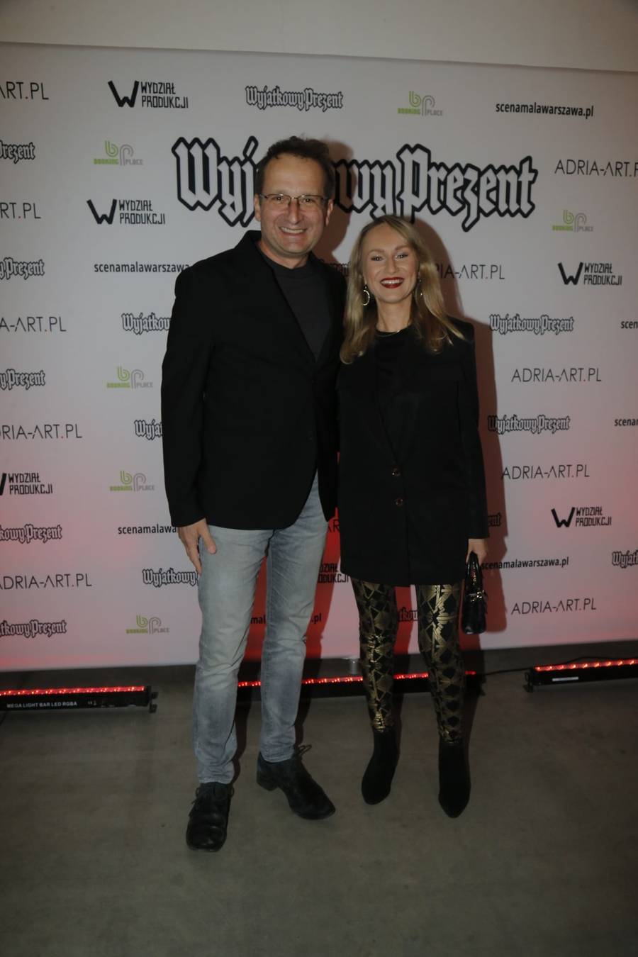 Urocze ujęcia na premierze spektaklu. Zakochani Kamila Kamińska i Michał Meyer, Robert Górski z żoną (FOTO)