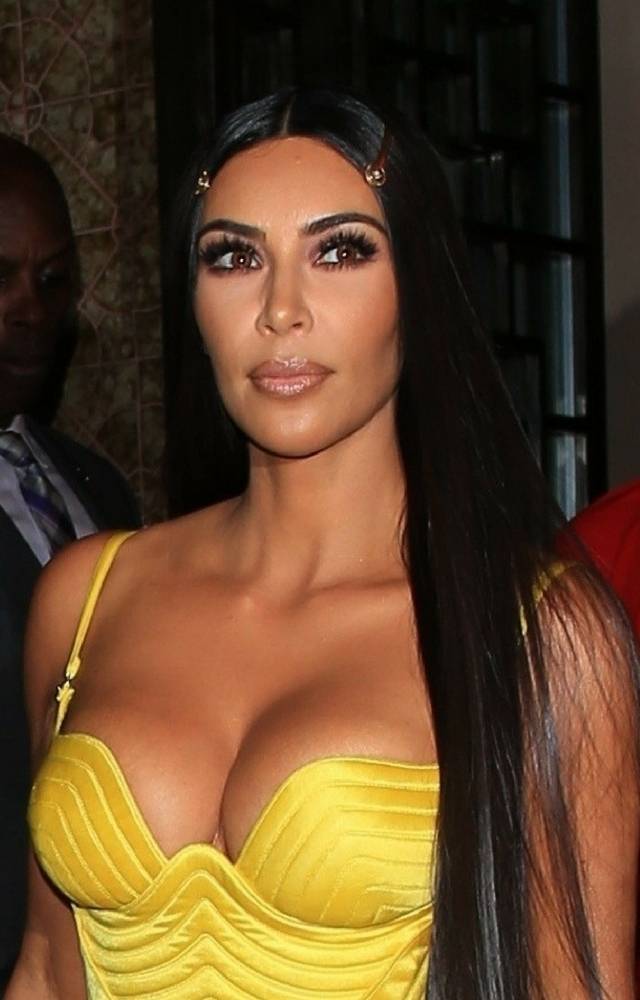 Kim jak kanarek,obcisła kiecka Kylie po ciąży i Kendall bez stanika! Rodzinne spotkanie Kardashianek