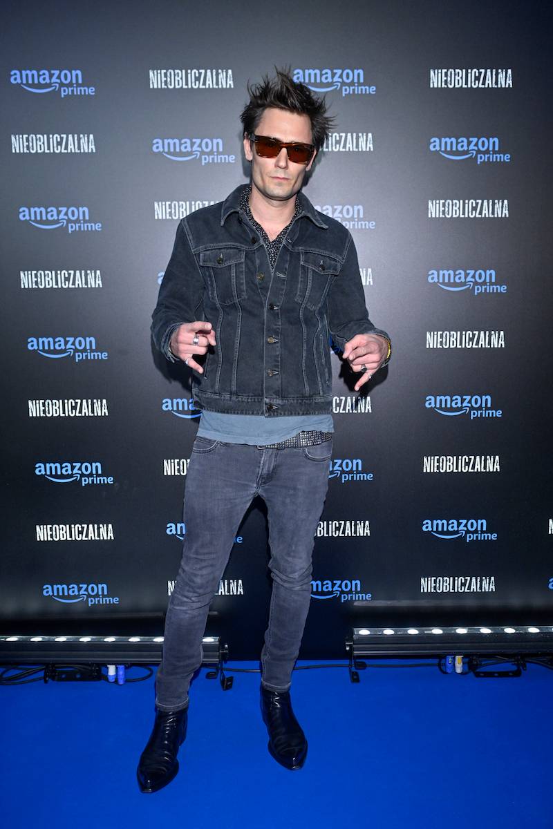 Premiera filmu “Nieobliczalna”. Julia Wieniawa w sukni balowej, Magdalena Cielecka i Agnieszka Grochowska całe w czerni