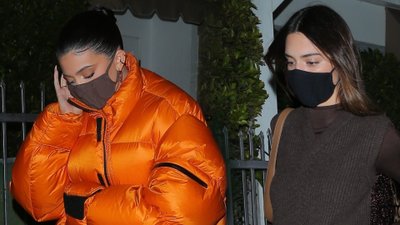 Kendall i Kylie Jenner na kolacji. Spodnie celebrytki to modowy koszmarek? (ZDJĘCIA)