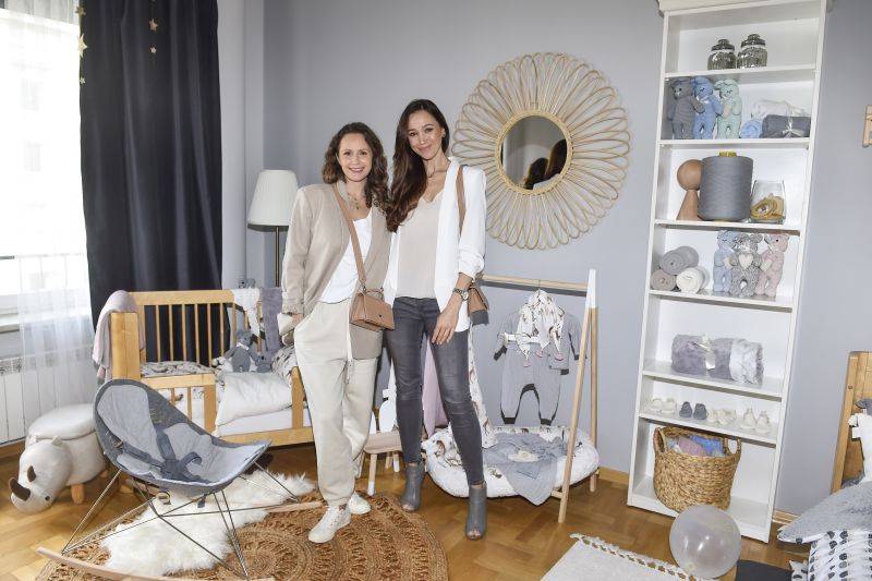 Otwarcie nietypowego showroomu Maylily. Maja Hyży i Kurdej-Szatan w podobnych sukienkach