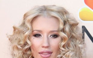 Kto chwali się silikonowym biustem? (FOTO)