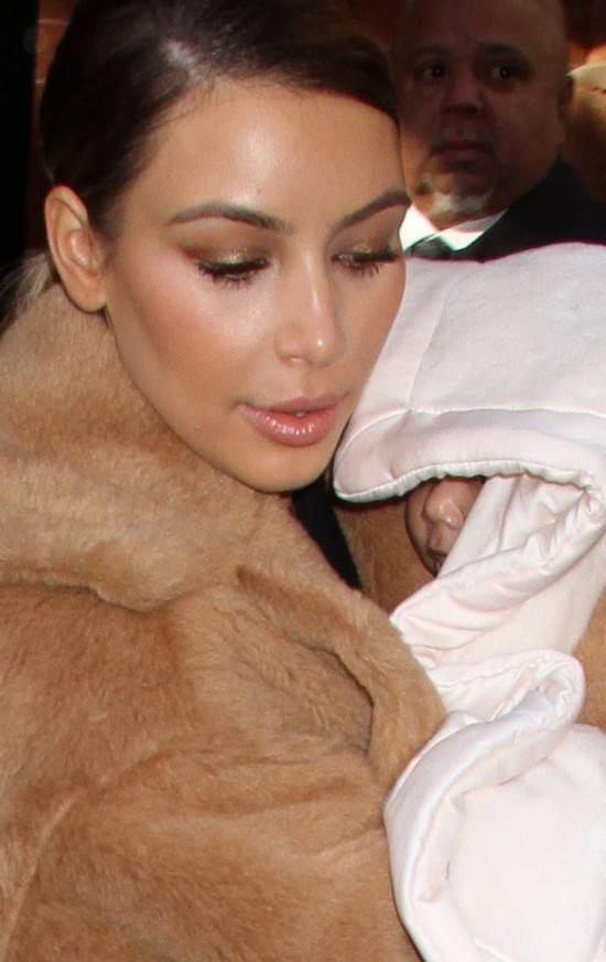 Wydekoltowana Kim Kardashian z małą Nori