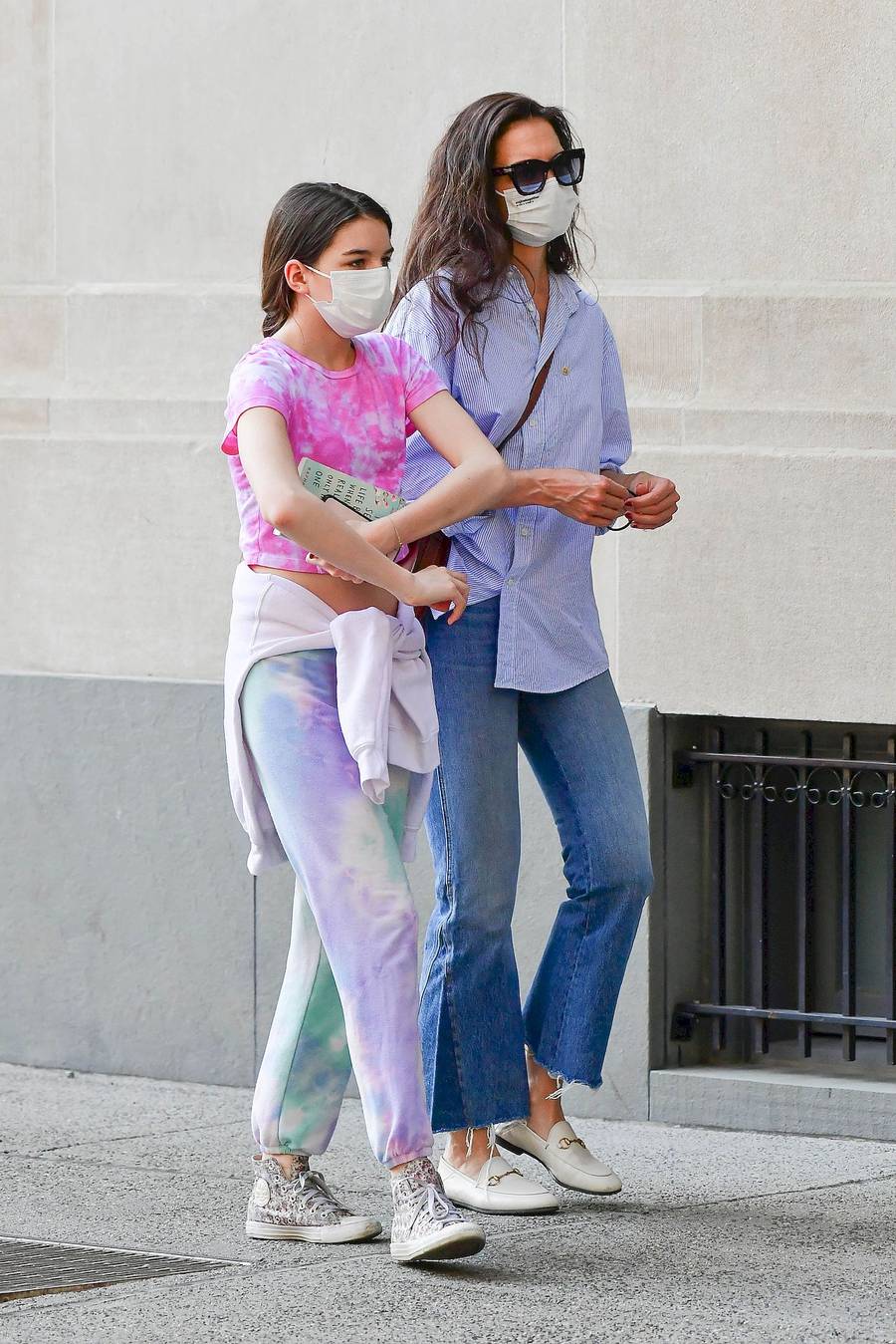 Suri Cruise i Katie Holmes w Nowym Jorku. Nastolatka jest już prawie tak wysoka jak jej mama (ZDJĘCIA)