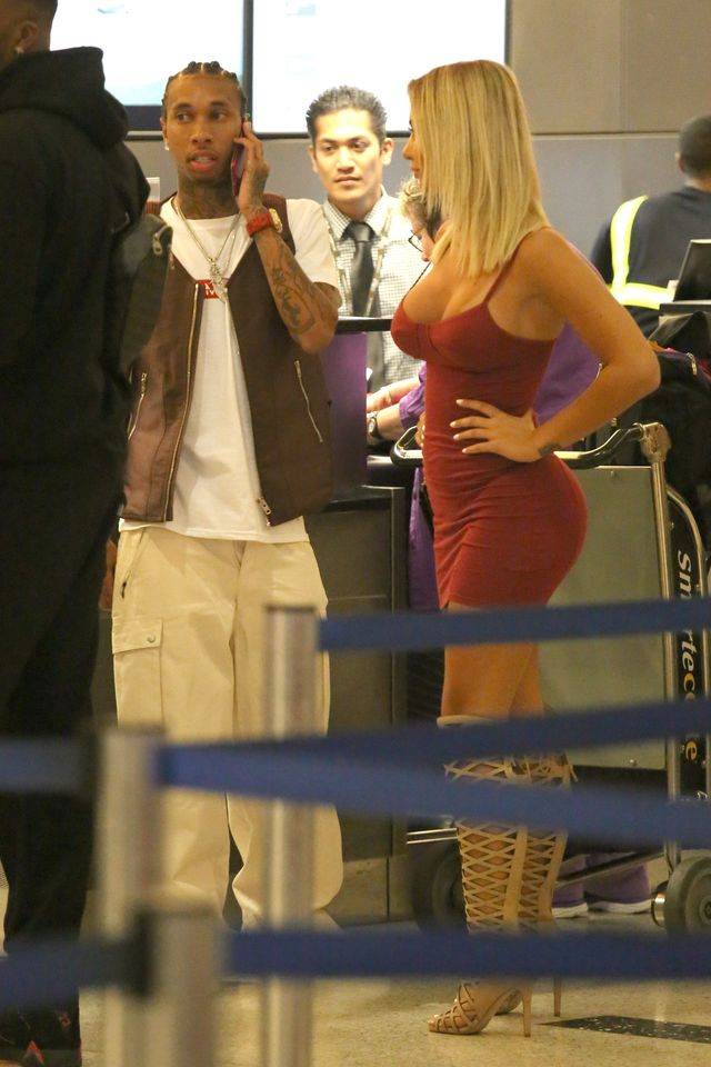 Tyga z blondynka na lotnisku