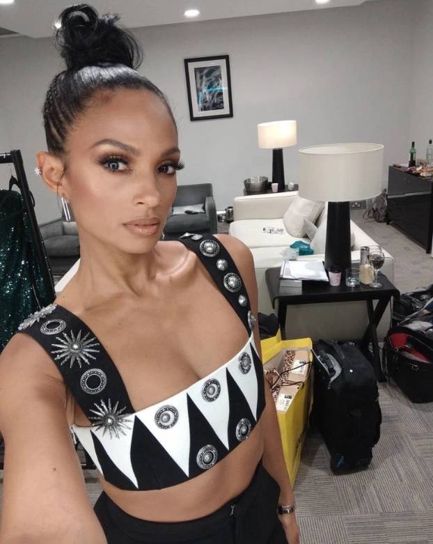 Gwiazdy pokazują, jak łatwo wykonać “lifting” twarzy