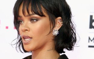 Rihanna zapomniała peruki? Jak wygląda bez doczepów?