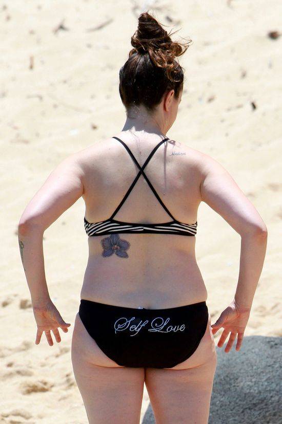 Alanis Morissette z synkiem na plaży