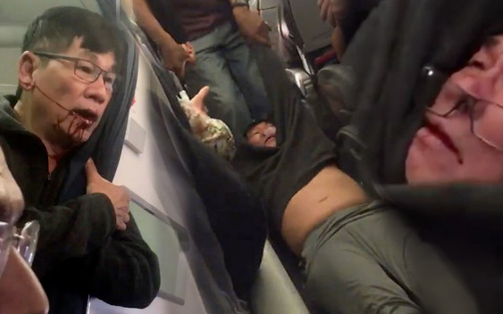 Skandal w USA! Pasażer SIŁĄ wyciągnięty z samolotu przez błąd linii!