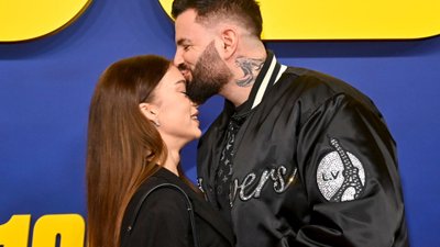 On w horrendalnie drogiej kurtce, ona w haleczce. Tak zaprezentowali się na imprezie