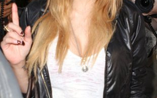 Tila Tequila z plastrami na twarzy (FOTO)