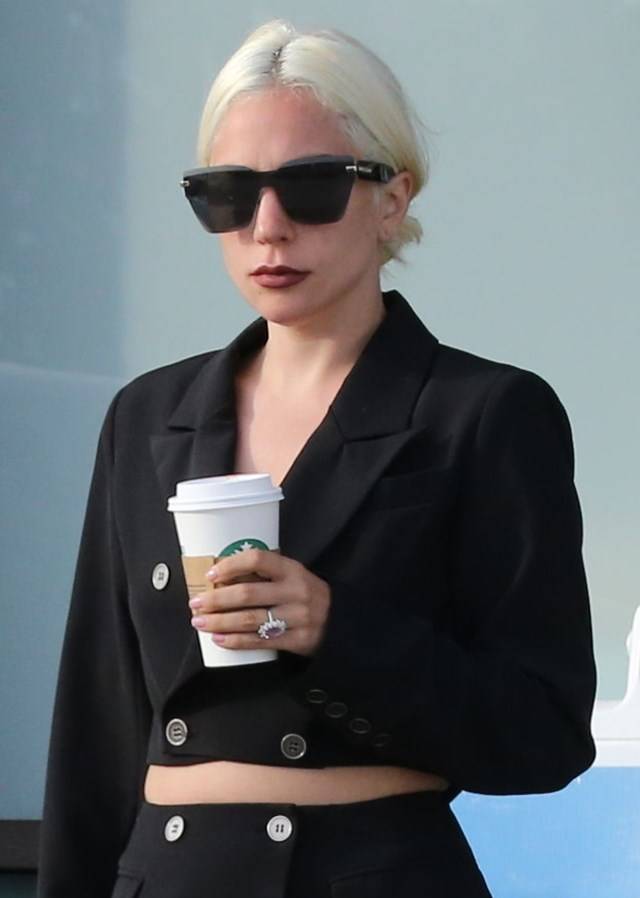 Lady Gaga z GIGANTYCZNYM pierścionkiem zaręczynowym