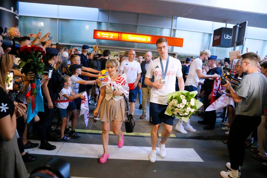 Olimpijczycy wrócili z Paryża. Tłumy kibiców witają ich na lotnisku w Warszawie! (ZDJĘCIA)