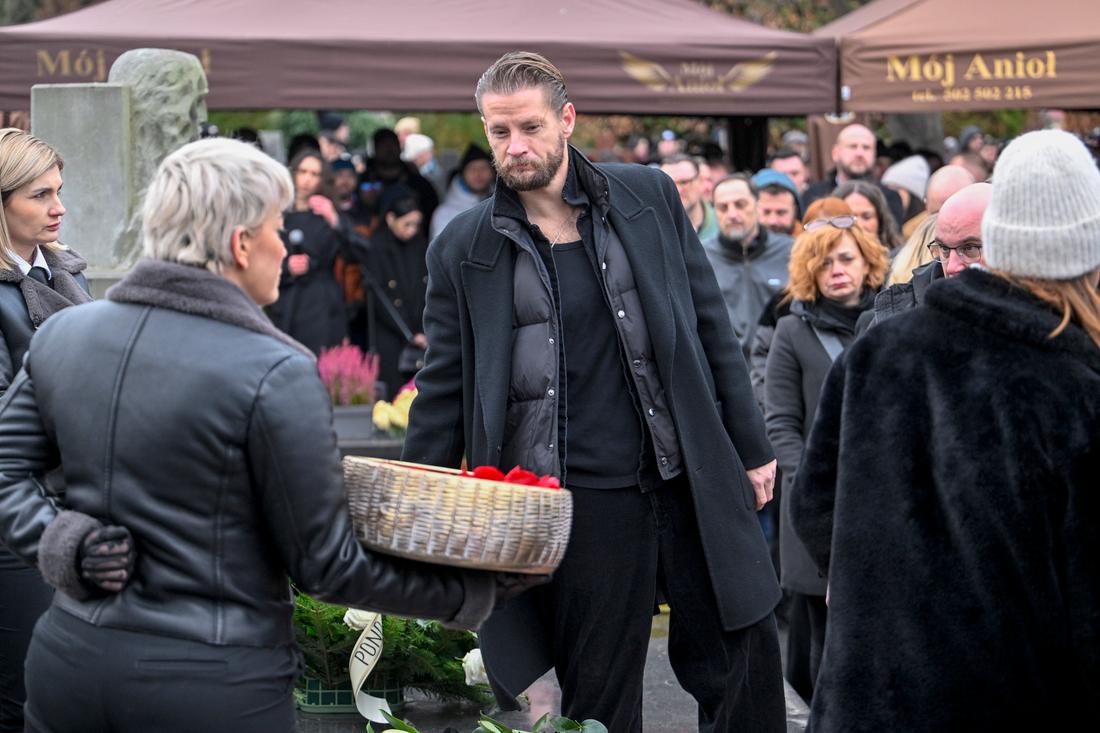 Tej gwiazdy na pogrzebie Pono nikt się nie spodziewał. Paparazzi zadziwieni