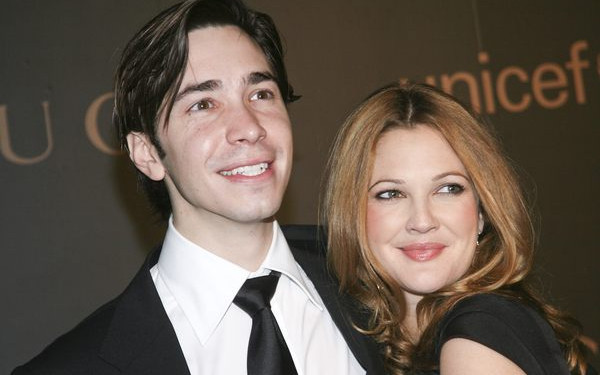 Dlaczego Drew Barrymore bolą policzki?