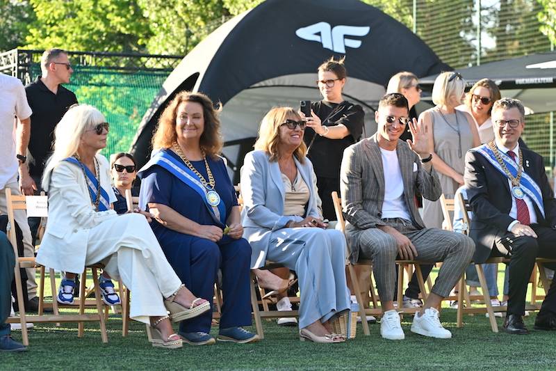 Lewandowski odbiera z mamą Order Uśmiechu. Pojawił się także stylowy Michał Probierz