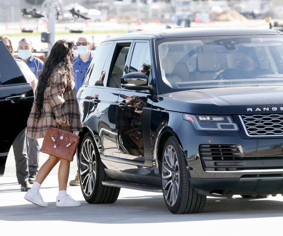 Kylie Jenner wysiada z samochodu