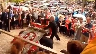 Harlem Shake ze świętymi obrazami [VIDEO]