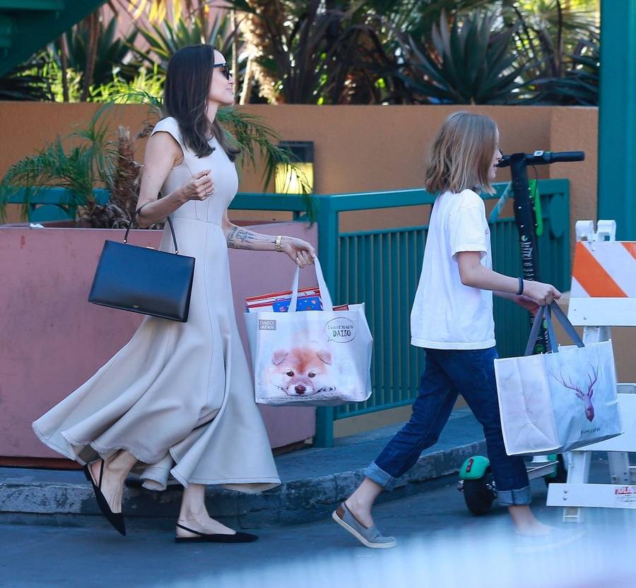 Angelina Jolie w pięknej sukience na zakupach. Zabrała swoją mini wersję – córkę Vivienne