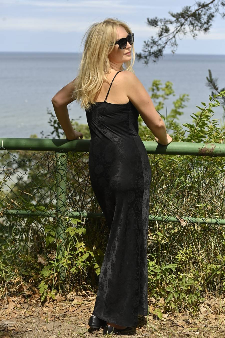 Marta Dąbrowska odpoczywa po Festiwalu Gwiazd! Pojawiła się w eterycznych stylizacjach na pustej plaży (FOTO)