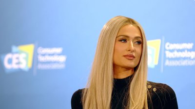 Internet komentuje “dziwnie wyglądającego” synka Paris Hilton. Jest jej odpowiedź