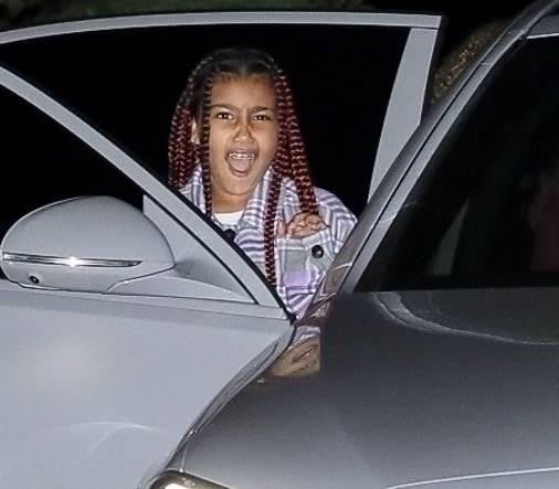 North West stroi miny do paparazzi. Wybrała się z mamą na kolację (ZDJĘCIA)