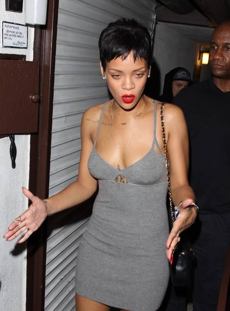 Rihanna w nocy w studiu nagrań