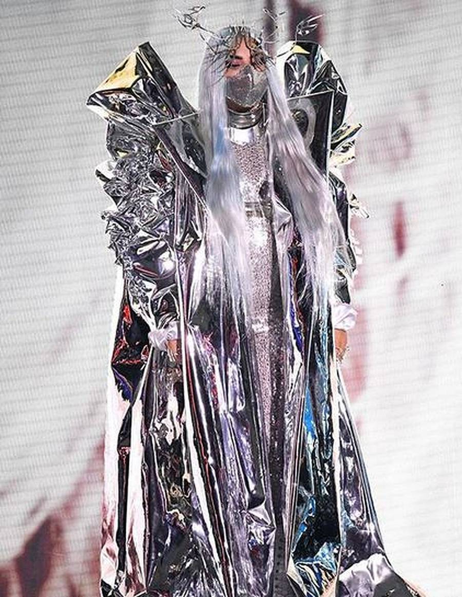 Lady Gaga na Video Music Awards ze skrzydłami