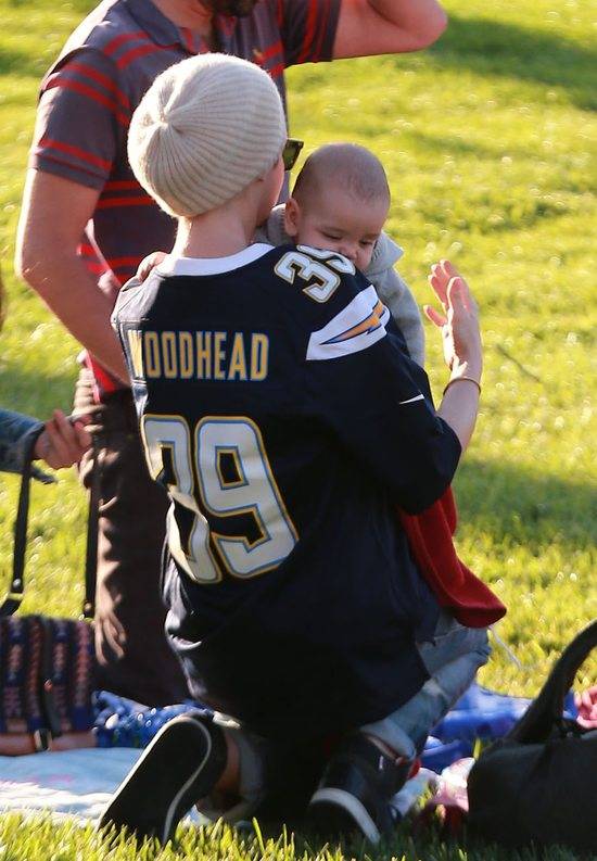 Anne Hathaway opiekuje się z dzieckiem przyjaciół