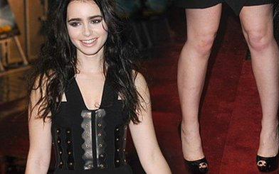 Czy Lily Collins powinna eksponować nogi? (FOTO)