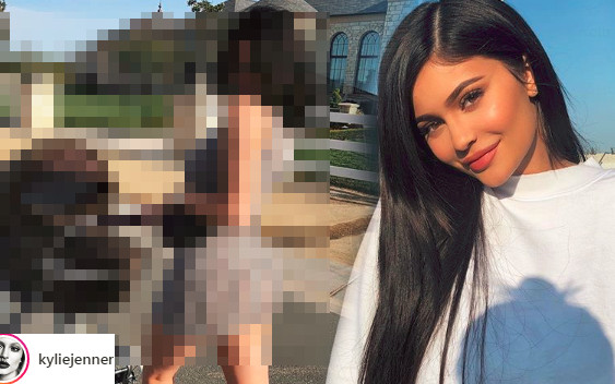 Seksowna Kylie Jenner na spacerze z córką. Nie ma już lęków?