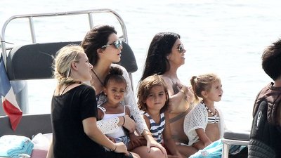 Kardashianki prężą się w bikini – lato 2015