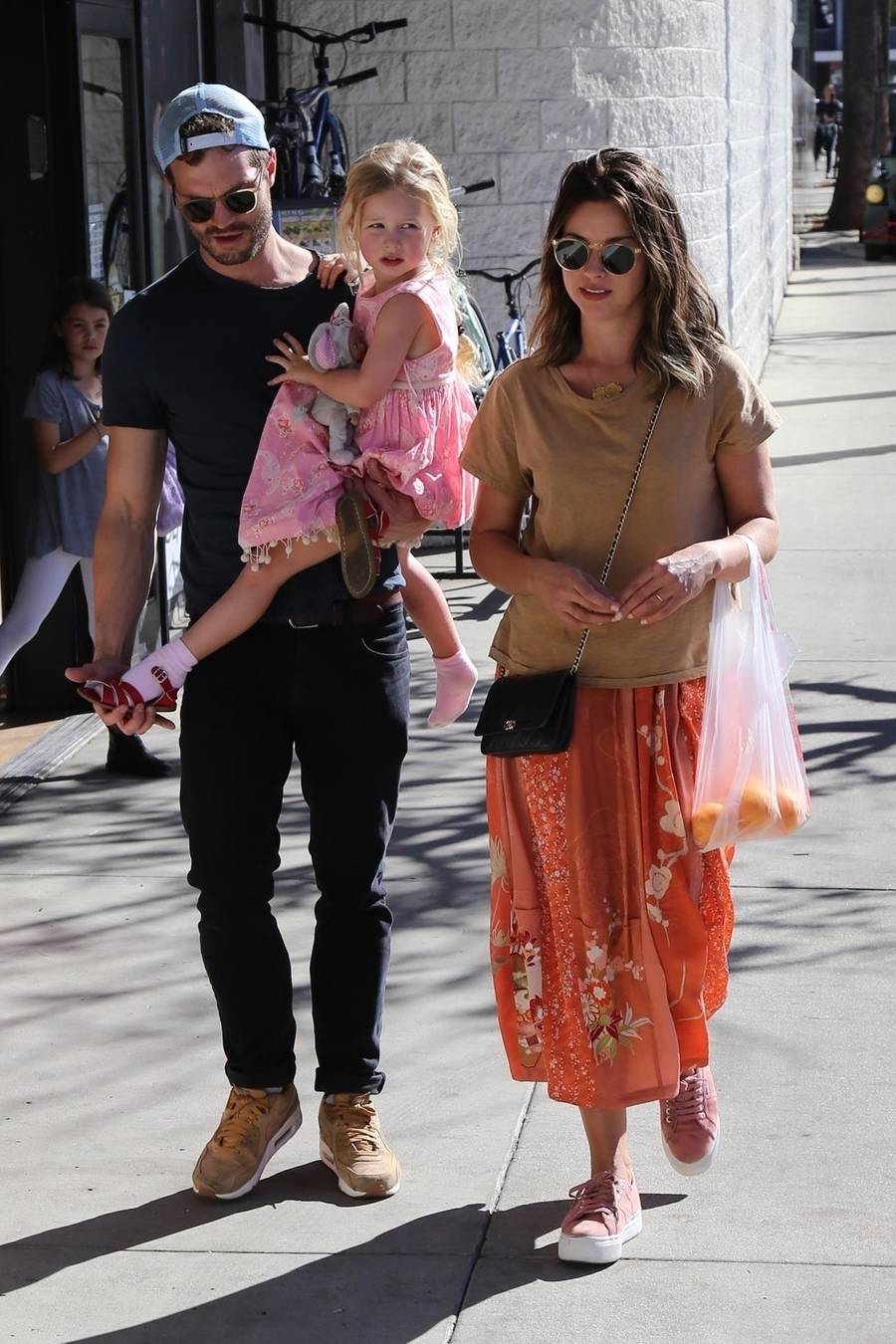 Amelia Warner w Starbucksie z mężem, a fanki: O, pan GREY!