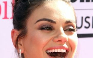 Ludzie krytykują Milę Kunis za… publiczne karmienie piersią!