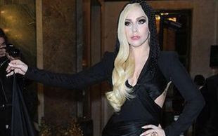 Lady Gaga czy Donatella Versace? (FOTO)