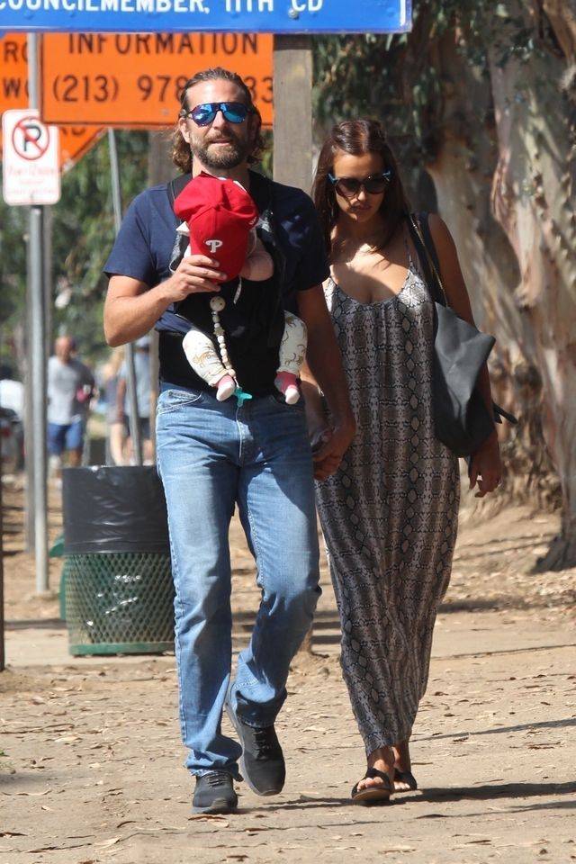 Bradley Cooper i Irina Shayk na spacerze z płaczącą córeczką