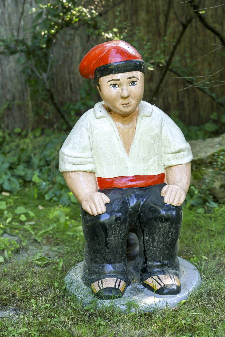 Katarzyna Grochola i Stanisław Bartosik pokazali bajeczny ogród w Milanówku! Rzeźby, fontanna i piękne kwiaty (FOTO)