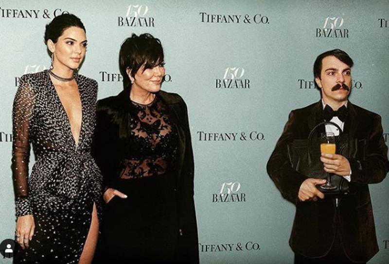 Ten mężczyzna to “bliźniak” Kendall Jenner. Jest na każdym jej zdjęciu!