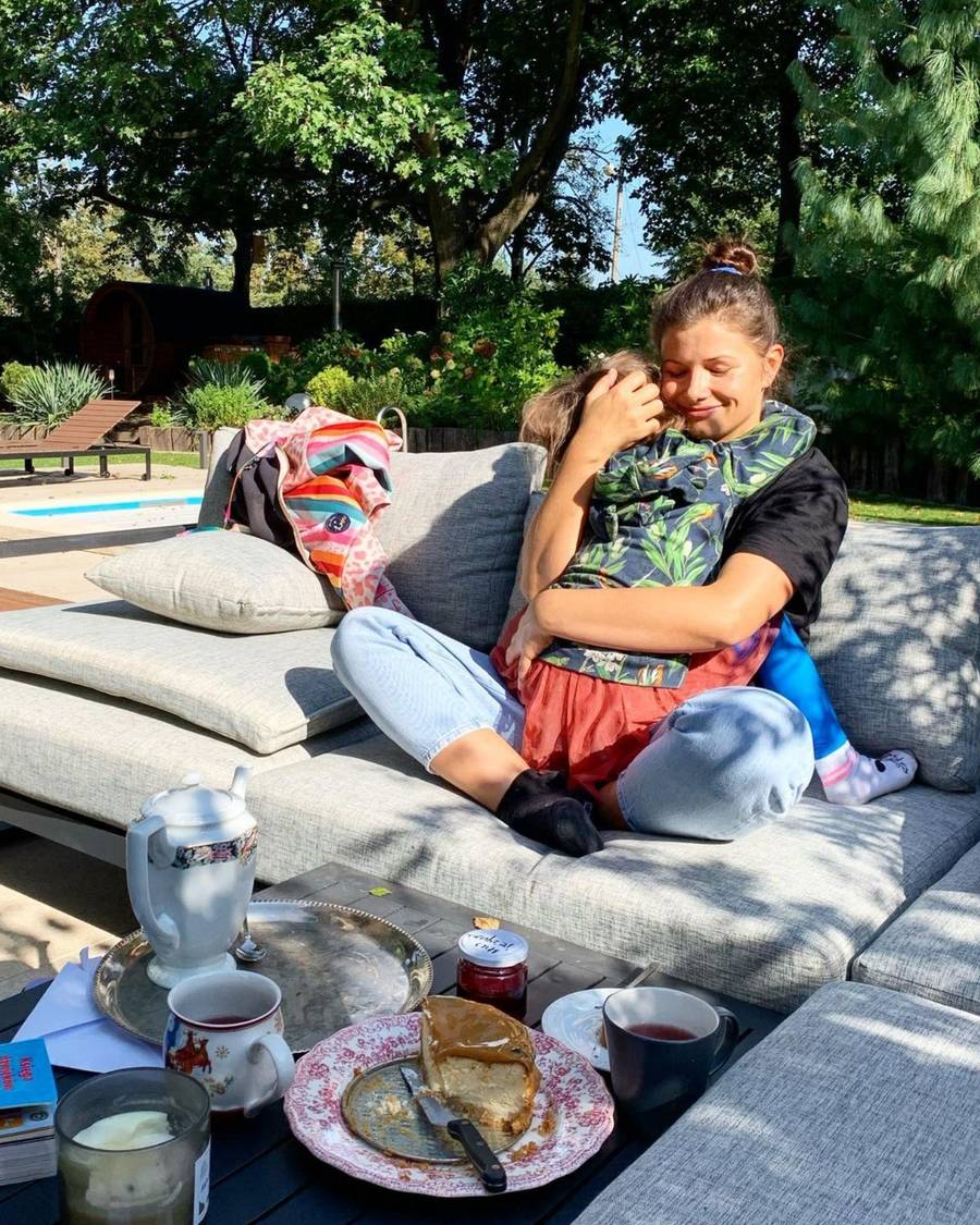 Tak mieszka Agnieszka Sienkiewicz: Zachwycająca kuchnia, stylowy salon i wielki, bujny ogród (FOTO)