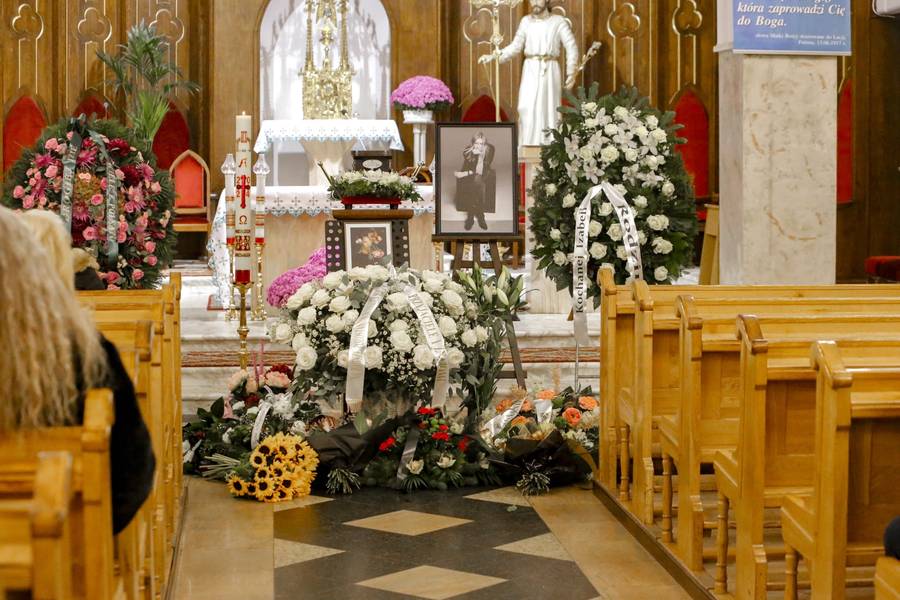 Dziś pogrzeb Izabeli Wójcik. W ostatniej drodze towarzyszyło jej wiele gwiazd (FOTO)